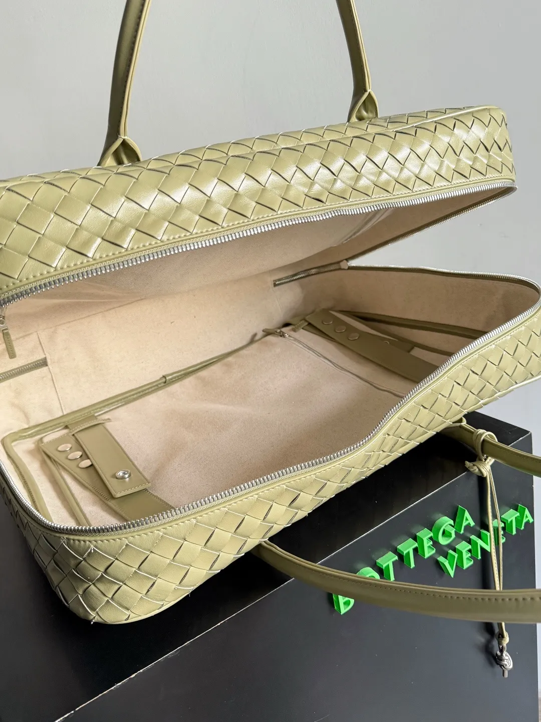 Batch 3960 Let's go on a trip✈️BOTTEGA VENETA travel bag is no heavier than a suitcase. The capacity and lightness of this travel bag are really suitable for short trips. The soft cow leather reduces the burden on the hands and the capacity is very nice. Style number: 765620 Size: 50*41*15cm